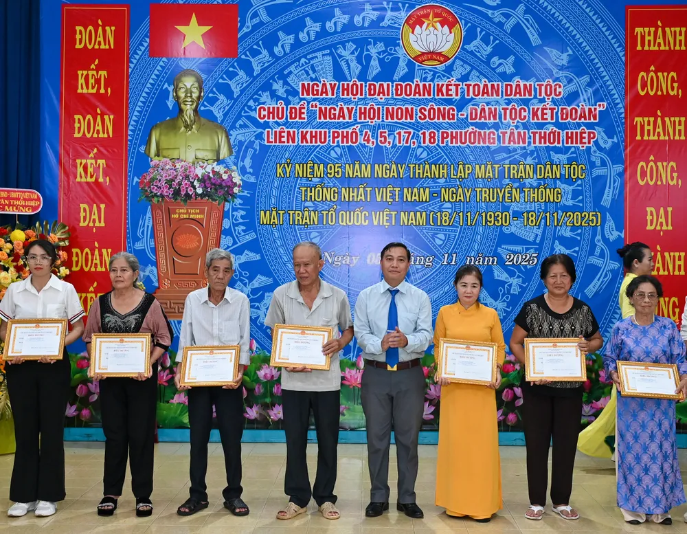 Đại diện lãnh đạo phường Tân Thới Hiệp biểu dương các hộ gia đình và cá nhân tiêu biểu có thành tích xuất sắc trong xây dựng cộng đồng dân cư năm 2025.jpg