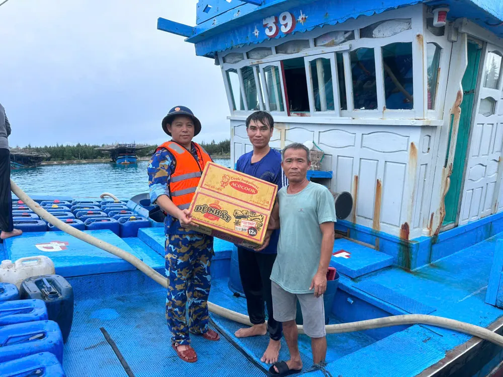 Hỗ trợ mì tôm, rau xanh, nước ngọt cho bà con.jpg