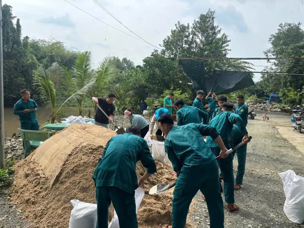 Lực lượng quân sự phường Thuận Giao (TPHCM) hỗ trợ người dân ứng phó triều cường.jpg