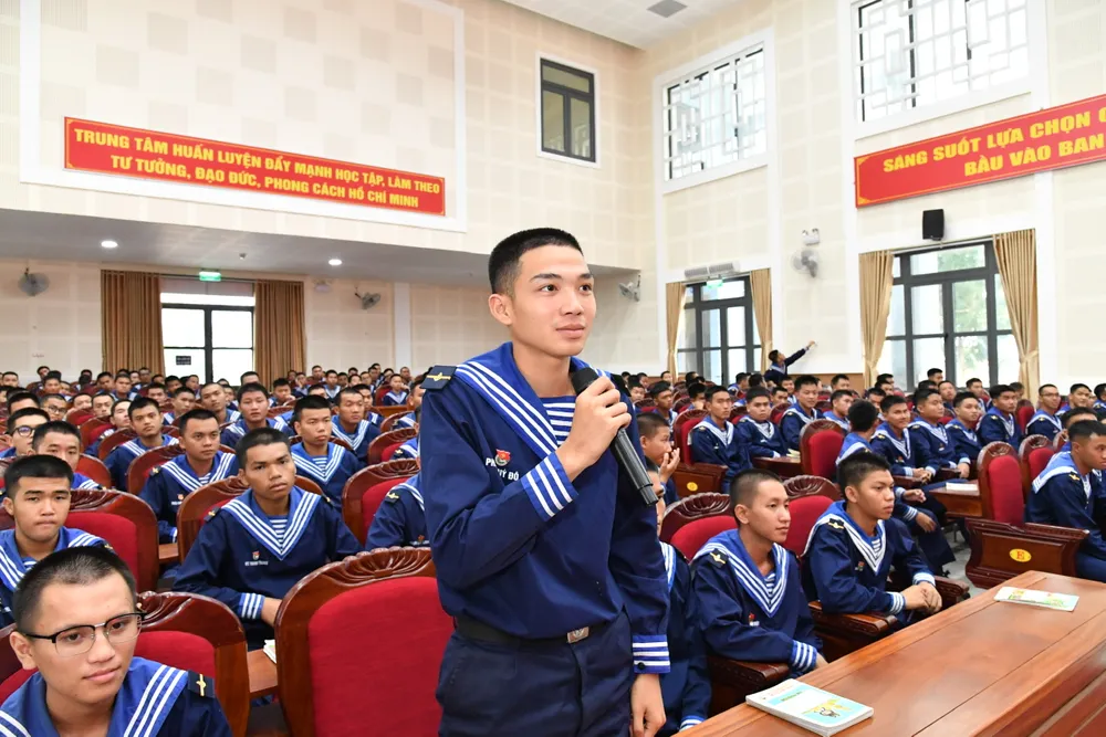 Hình 2 Cán bộ, chiến sĩ tham gia đóng góp ý kiến.jpg