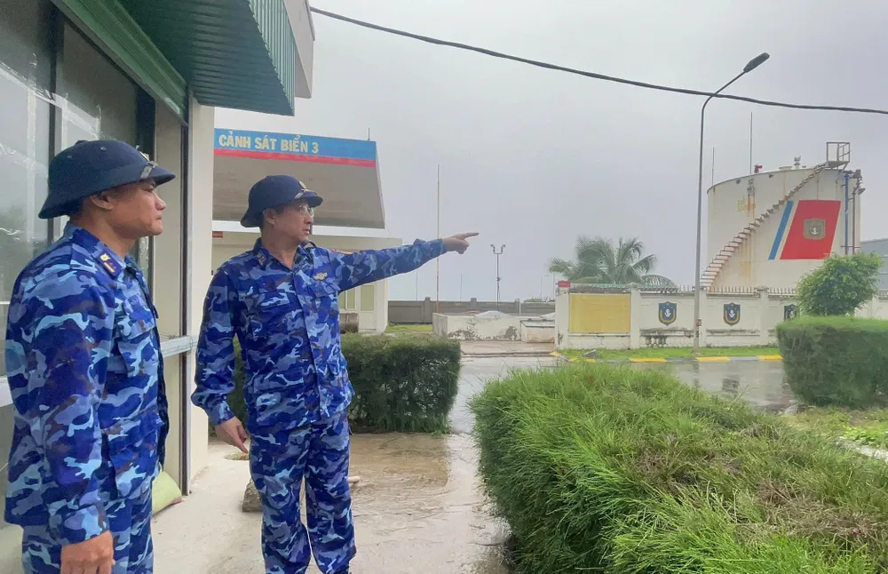 Đại tá Nguyễn Minh Khánh, Phó Tư lệnh, Tham mưu trưởng Bộ Tư lệnh Vùng Cảnh sát biển 3 kiểm tra công tác phòng chống bão số 13 tại Hải đoàn 32