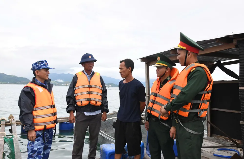 Cán bộ, chiến sĩ các lực lượng tuyên truyền, hướng dẫn các chủ lồng bè trên địa bàn chủ động di chuyển đến nơi tránh, trú an toàn