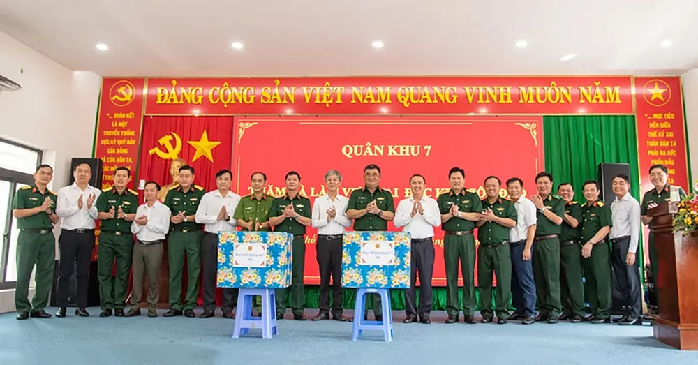 Đoàn công tác thăm, tặng quà Đảng ủy, UBND Đặc khu Côn Đảo.jpg