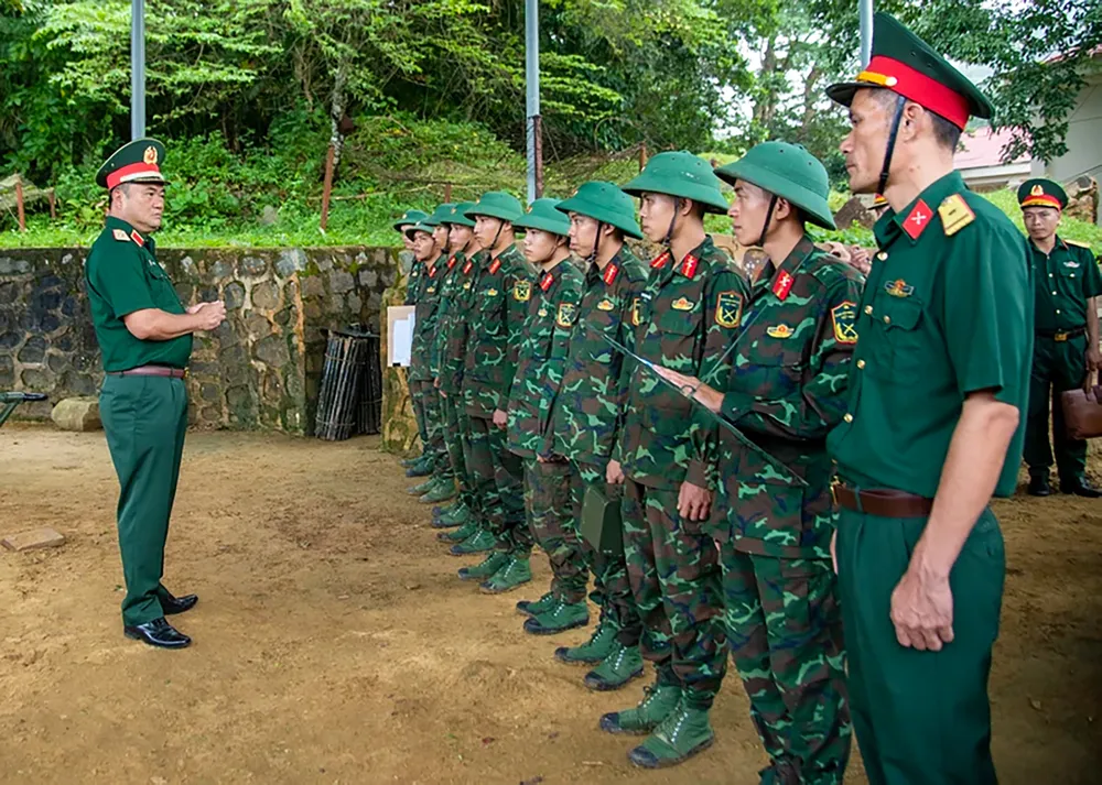 Đồng chí Tư lệnh Quân khu 7 thăm hỏi, động viên cán bộ, chiến sĩ Đại đội 10, Ban chỉ huy phòng thủ khu vực 6 – Đặc khu Côn Đảo.jpg