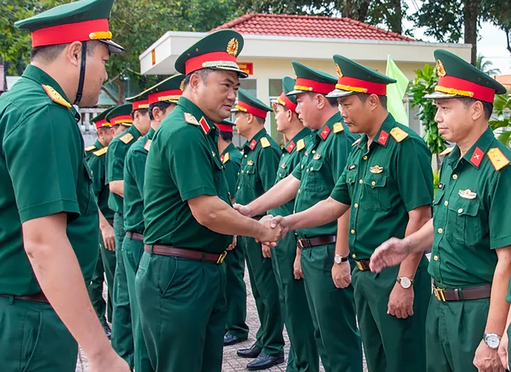 Thiếu tướng Lê Xuân Thế, Tư lệnh Quân khu 7 động viên cán bộ, chiến sĩ Ban chỉ huy Phòng thủ khu vực 6 - Đặc khu Côn Đảo, Bộ Tư lệnh TPHCM.jpg