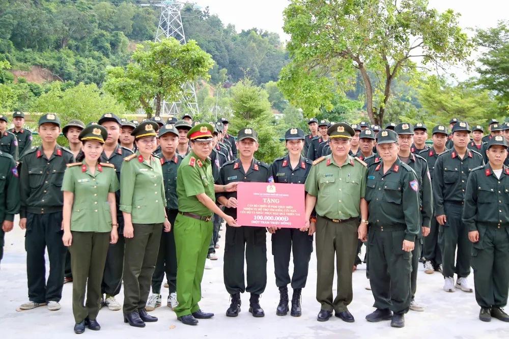 Để kịp thời động viên các đơn vị, trong 2 ngày 27 và 28-11, đoàn công tác Công an TPHCM do Thiếu tướng Nguyễn Thanh Hưởng làm Trưởng đoàn 1.jpg