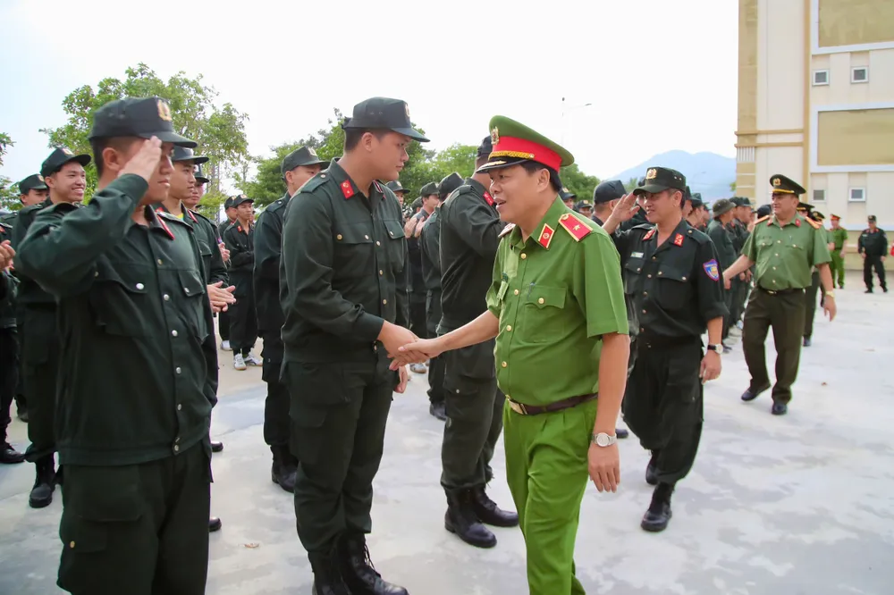 Để kịp thời động viên các đơn vị, trong 2 ngày 27 và 28-11, đoàn công tác Công an TPHCM do Thiếu tướng Nguyễn Thanh Hưởng làm Trưởng đoàn.jpg