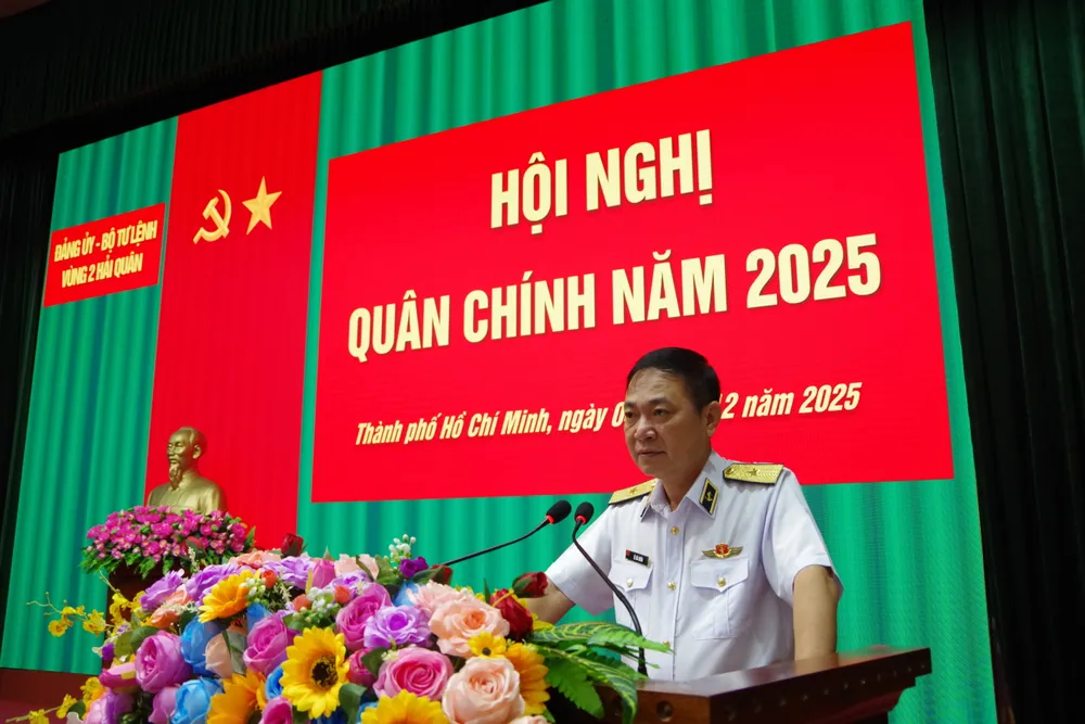 Hình 3 . Chuẩn Đô đốc Lê Bá Quân, Đảng ủy viên Đảng ủy, Phó Tư lệnh Quân chủng Hải quân phát biểu chỉ đạo tại Hội nghị.JPG