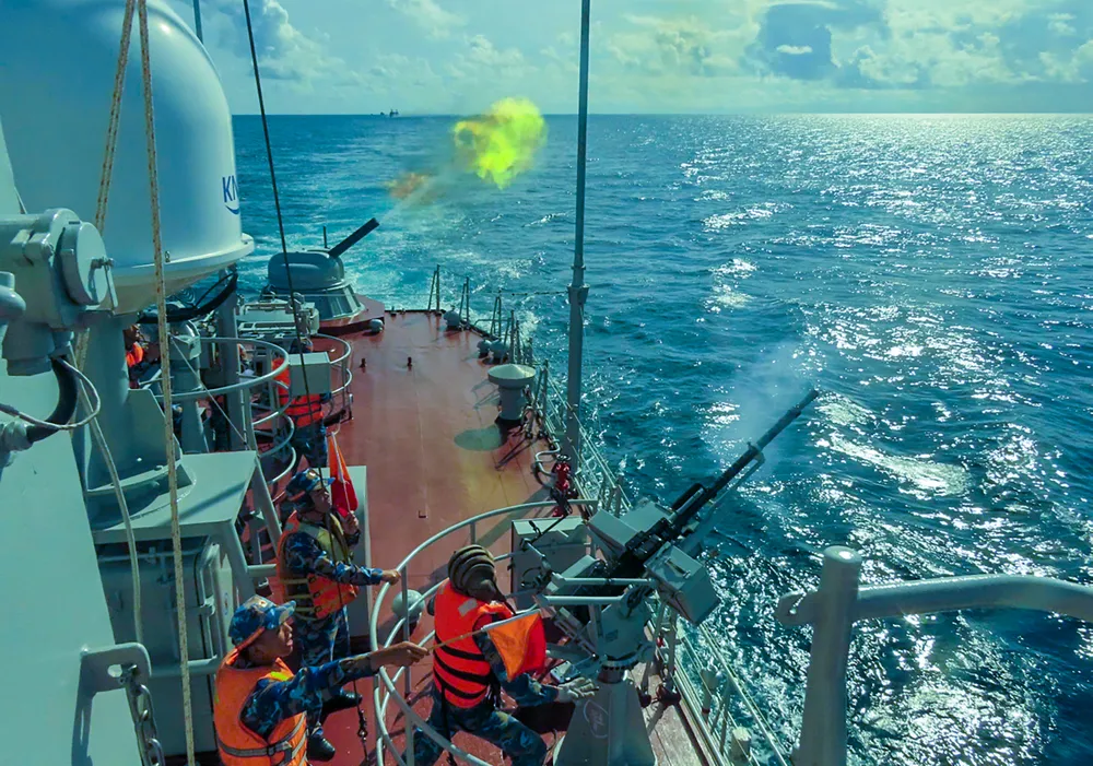 Vùng 2 Hải quân kiểm tra bắn đạn thật trên biển năm 2025 - 1.jpg