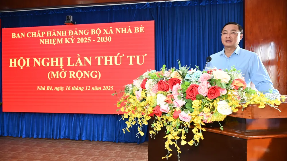 Đồng chí Phan Ngọc Phúc, Bí thư Đảng ủy, Chủ tịch HĐND xã Nhà Bè phát biểu khai mạc hội nghị