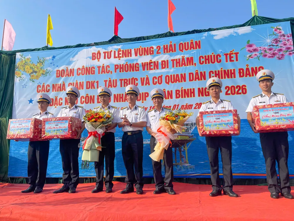 Bộ tư lệnh Vùng 2 Hải quân tặng quà cán bộ, chiến sĩ hai tàu thực hiện nhiệm vụ.jpg