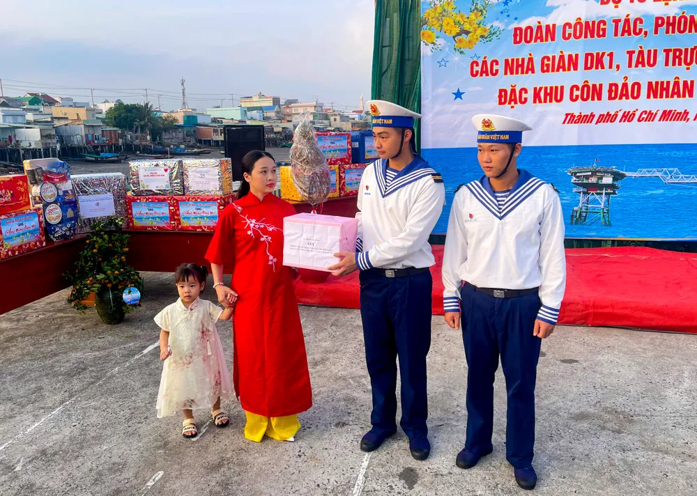 Chị Trần Thị Liên gửi quà Tết, hơi ấm đất liền đến Đại úy Trần Văn Lực, Chính trị viên nhà giàn DK1-10.jpg