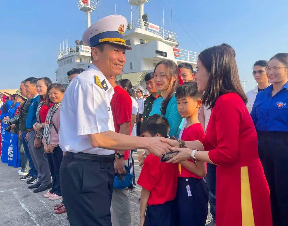 Đại tá Đỗ Hồng Duyên động viên, chúc đoàn công tác hoàn thành xuất sắc nhiệm vụ.jpg