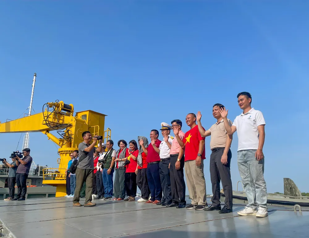 Đoàn công tác tạm biệt đất liền lên đường làm nhiệm vụ.jpg