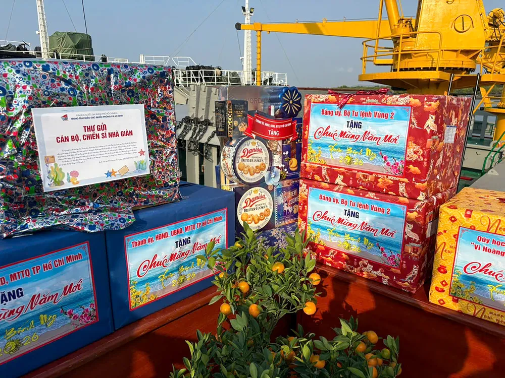 Quà Tết của Thành ủy, HĐND, UBND TPHCM cùng các cơ quan, đơn vị gửi tặng đến cán bộ, chiến sĩ nơi biển đảo tiền tiêu của Tổ Quốc.jpg