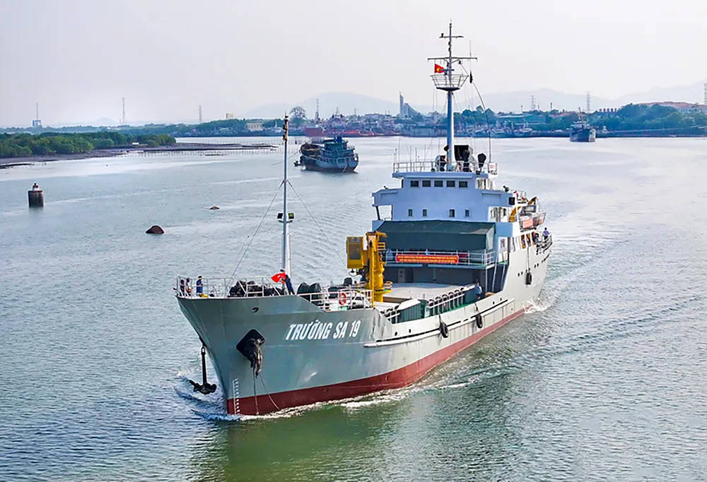 Tàu Trường Sa 19 lên đường thực hiện nhiệm vụ.jpg
