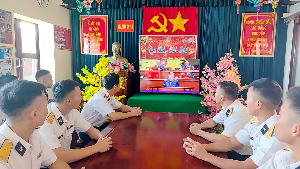 Cán bộ, chiến sĩ Nhà giàn DK 1.16 chăm chú theo dõi phiên khai mạc Đại hội đại biểu toàn quốc lần thứ XIV của Đảng (2).jpg