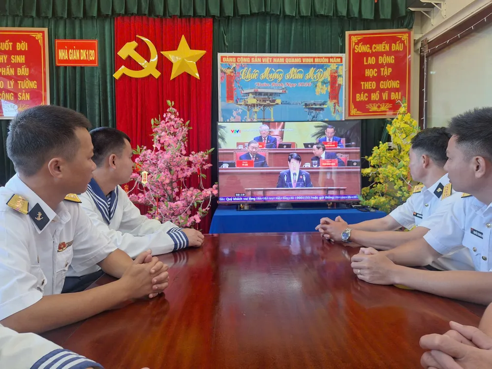 Cán bộ, chiến sĩ Nhà giàn DK 1.20 chăm chú theo dõi phiên khai mạc Đại hội đại biểu toàn quốc lần thứ XIV của Đảng (1).jpg