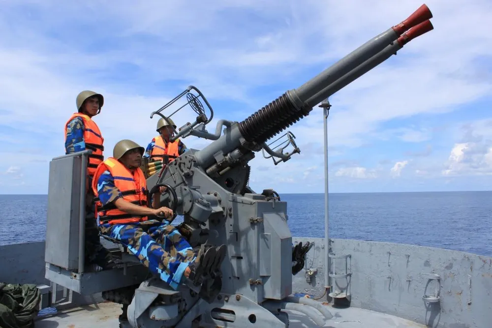 Cán bộ, chiến sĩ Lữ đoàn 125, Vùng 2 Hải quân huấn luyện trên biển.jpg