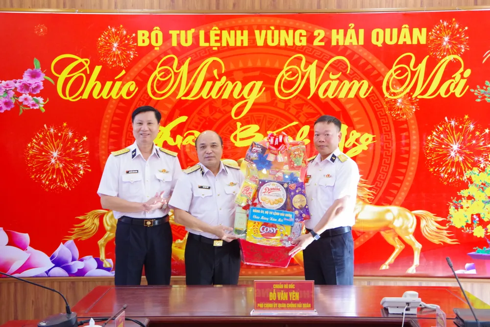 3. Đồng chí Phó Chính ủy Hải quân  chúc Tết Lữ đoàn 167.JPG