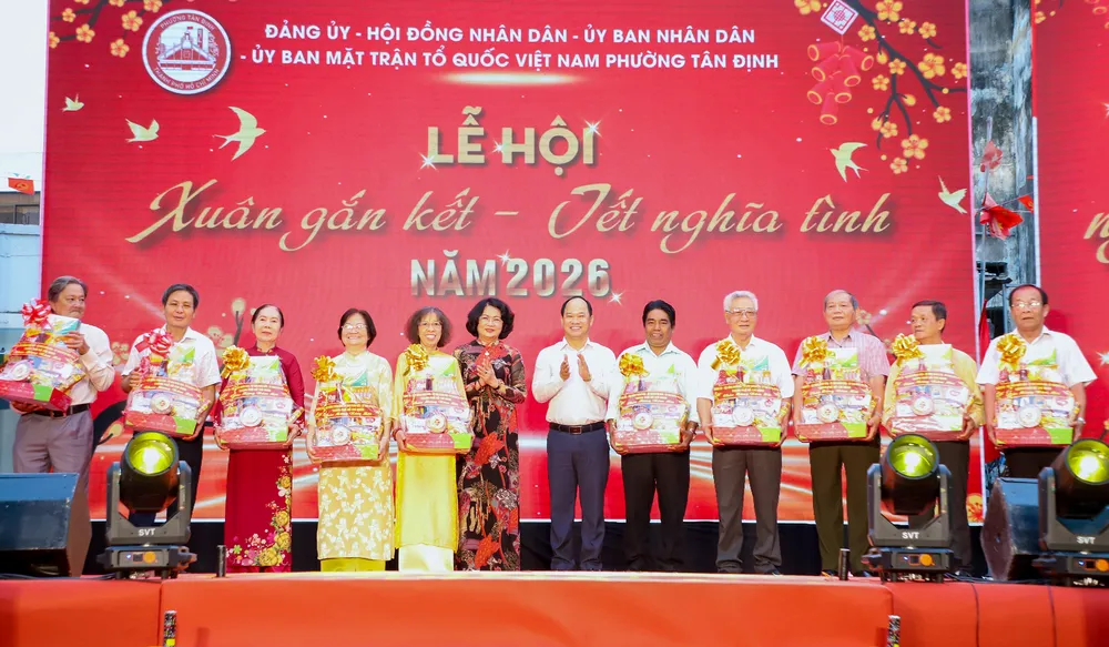 Đồng chí Đặng Thị Ngọc Thịnh, nguyên Phó Chủ tịch nước cùng lãnh đạo địa phương trao tặng quà tết đến đại diện các khu phố.jpg