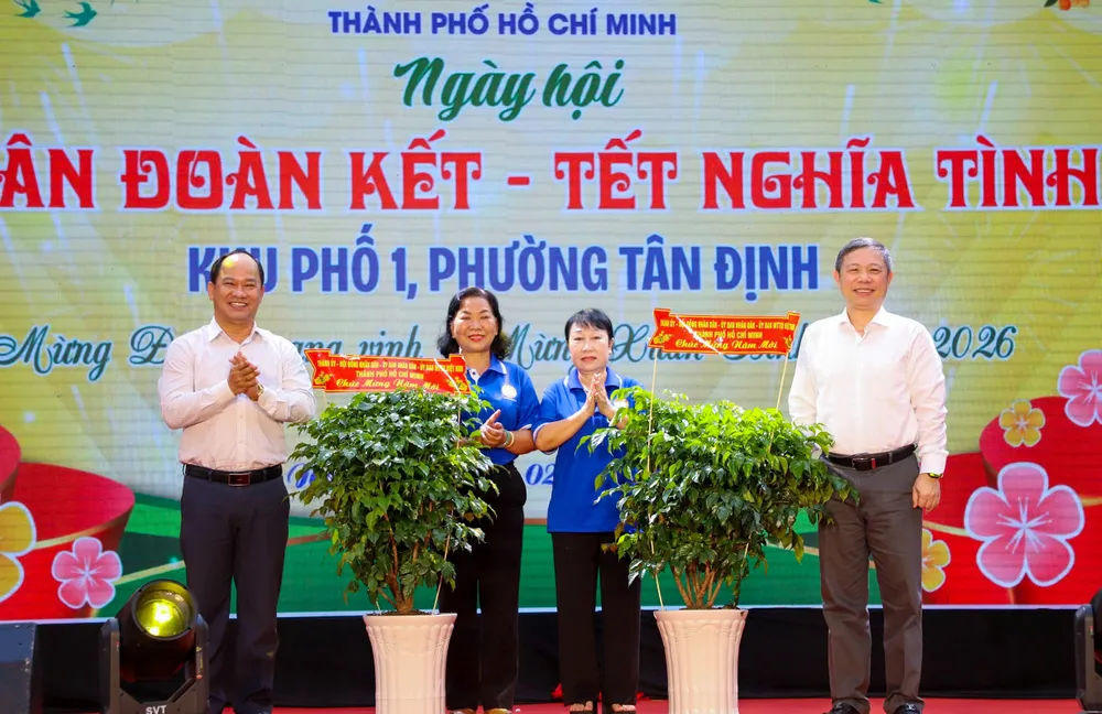 Đồng chí Đồng chí Dương Anh Đức, Ủy viên Ban Thường vụ Thành ủy, Trưởng Ban Tuyên giáo và Dân vận Thành ủy TPHCM trao tặng cây xanh đến lãnh đạo phường Tân Định.jpg