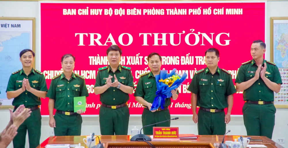 Đảng ủy, Ban Chỉ huy BĐBP TPHCM trao thưởng nóng cho tập thể Phòng Nghiệp vụ.jpg
