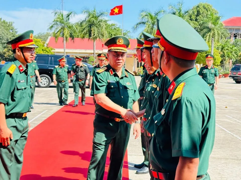 Đại tướng Nguyễn Trọng Nghĩa đến thăm động viên cán bộ, chiến sĩ Trung đoàn Minh Đạm.jpg