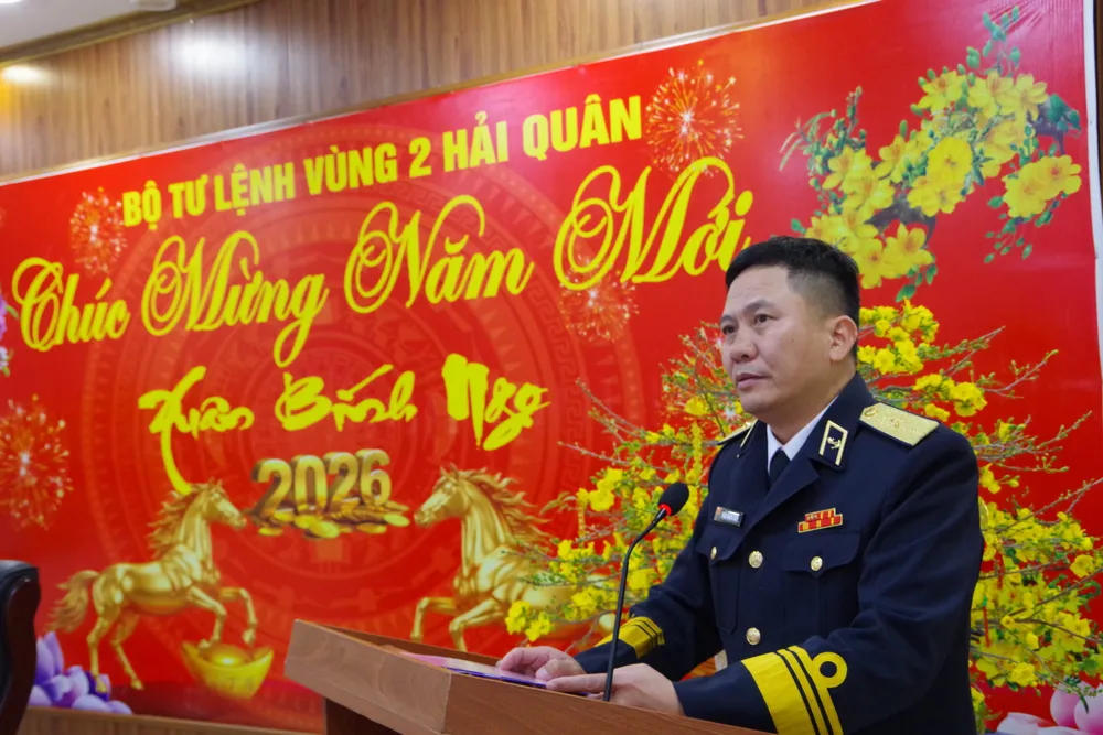 Hình 3 Chuẩn Đô đốc Trần Mạnh Chiến, Chính ủy Vùng 2 Hải quân, đã đọc thư chúc mừng năm mới của Bộ trưởng Bộ Quốc phòng và Đảng ủy, Bộ Tư lệnh Hải quân.JPG