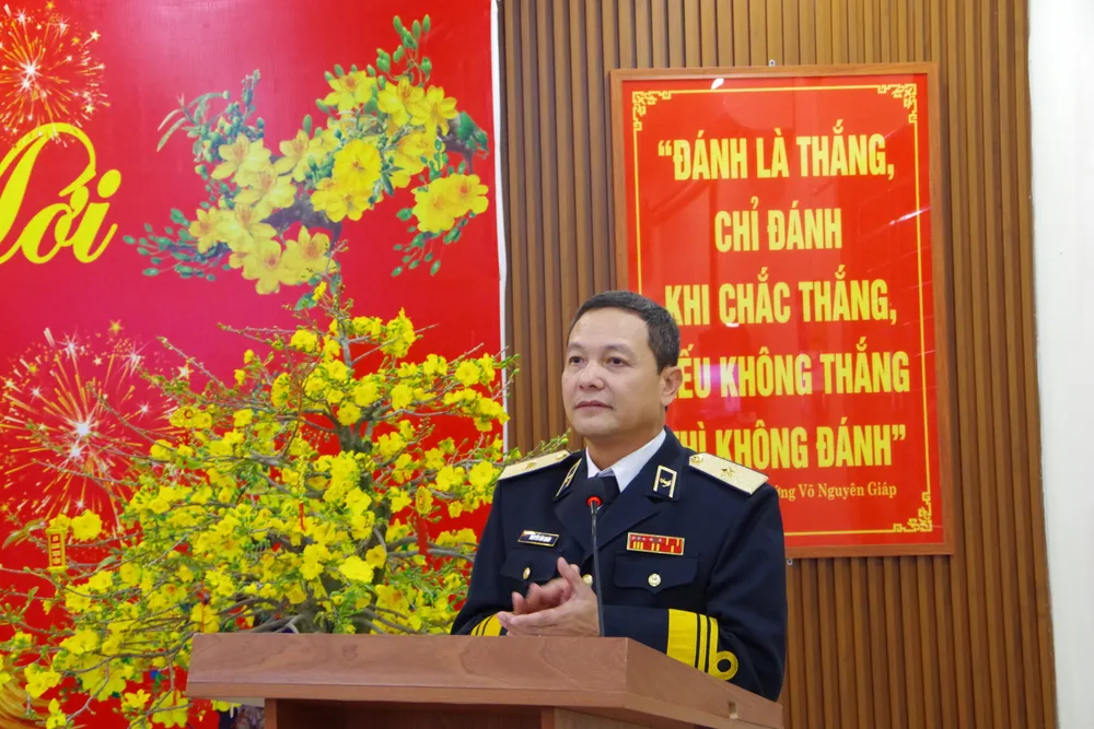 Hình 4 Chuẩn Đô đốc Nguyễn Văn Quán đã ân cần thăm hỏi, nắm tình hình đời sống và công tác chuẩn bị đón Tết của các đơn vị trên biển.JPG