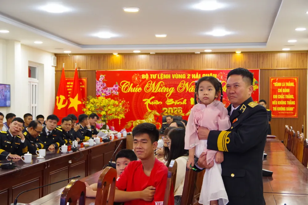 Hình 5 Khoảnh khắc đại diện thân nhân gửi lời chúc đến cán bộ, chiến sĩ đang thực hiện nhiệm vụ.JPG