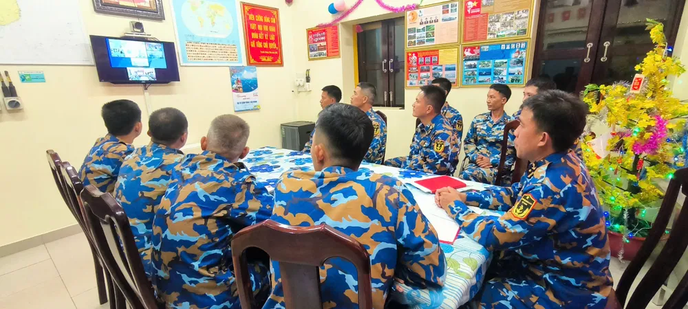 Hình 7 Cán bộ, chiến sĩ Nhà giàn DK1 21 dõi theo lời chúc Tết từ Thủ trưởng Bộ Tư lệnh Vùng qua màn hình trực tuyến..jpg