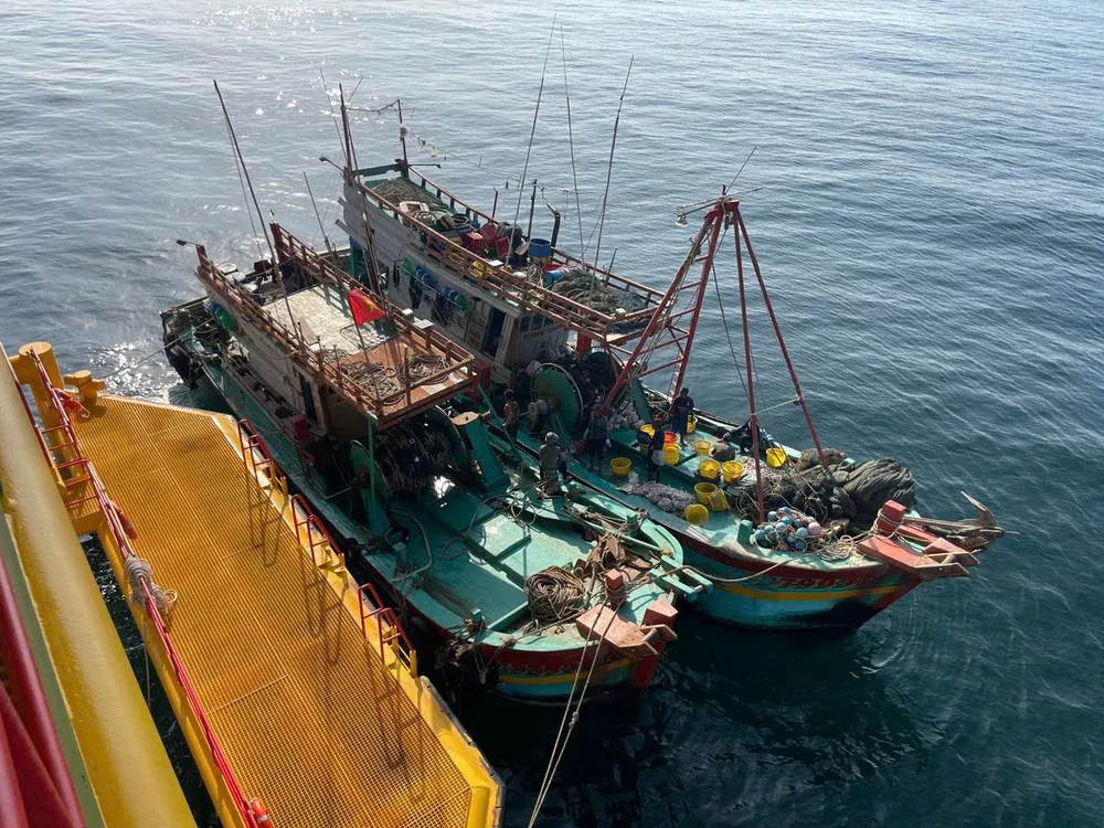 1. Hai tàu cá BT93535 và BT97903 cập nhà giàn nhờ hỗ trợ cấp cứu ngư dân.jpg