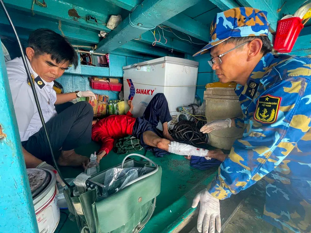 4. Tổ quân y đã nhanh chóng xử lý vết thương và hướng dẫn cho các thuyền viên chăm sóc nạn nhận trong quá trình hành quân về đất liền.jpg