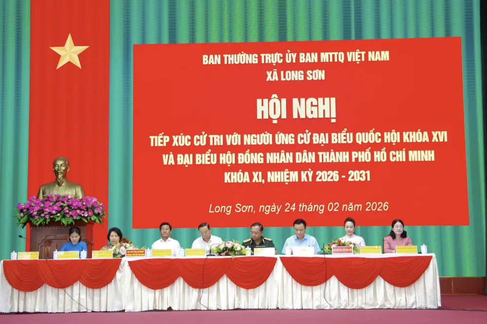 Hình 3 các ứng cử viên tiếp xúc với cử tri.jpg