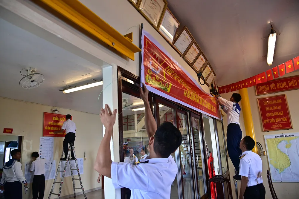 6. Công tác trang trí trên nhà giàn DK1.9 được triển khai đầy đủ và nhanh chóng.jpg