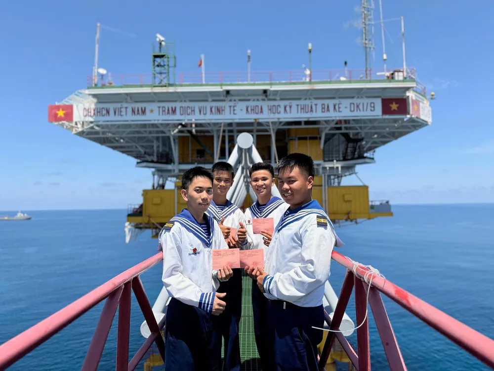 Các chiến sĩ của nhà giàn DK1-9 lần đầu tiên được tham gia bầu cử đại biểu Quốc hội và đại biểu HĐND các cấp trên biển. Ảnh PHƯƠNG MAI.jpg