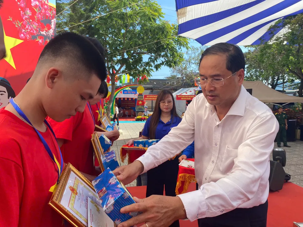 Lãnh đạo phường Phước Thắng tặng quà động viên cho các thanh niên tham gia nghĩa vụ quân sự năm 2026 - 1. Ảnh TRÚC GIANG.jpg