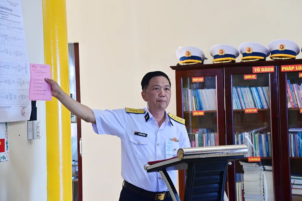 3. Đại tá Lê Hồng Quang, Tổ trưởng Tổ bầu cử hướng dẫn cử trì bầu cử.jpg
