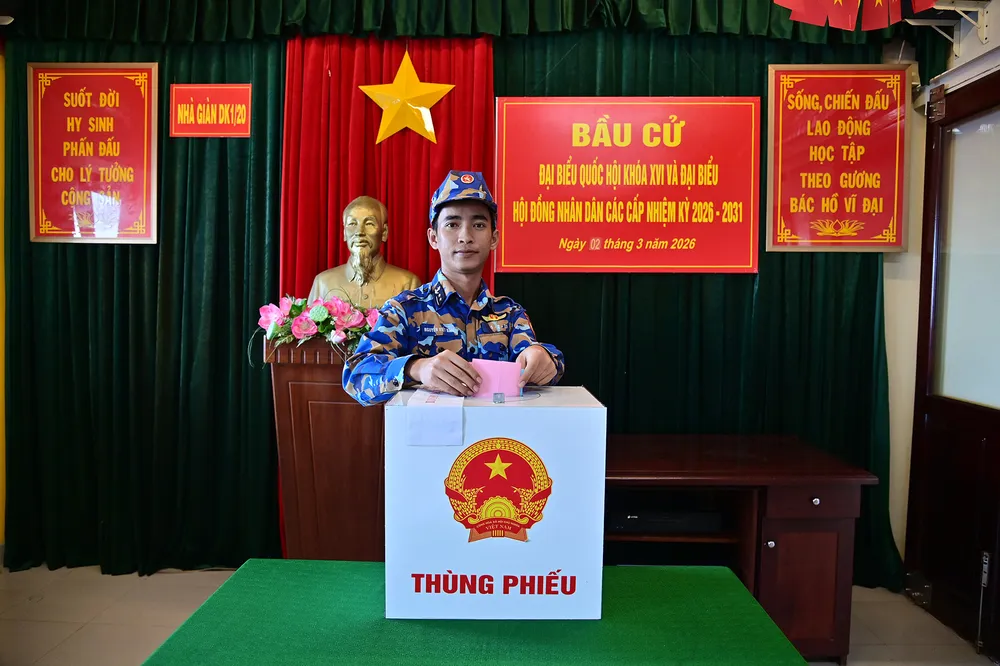5. Cử tri tàu 740 thực hiện bầu cử trên nhà giàn DK1.20.jpg