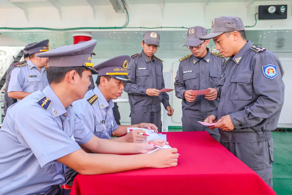 Cử tri nhận phiếu bầu cử trên biển 1.jpg