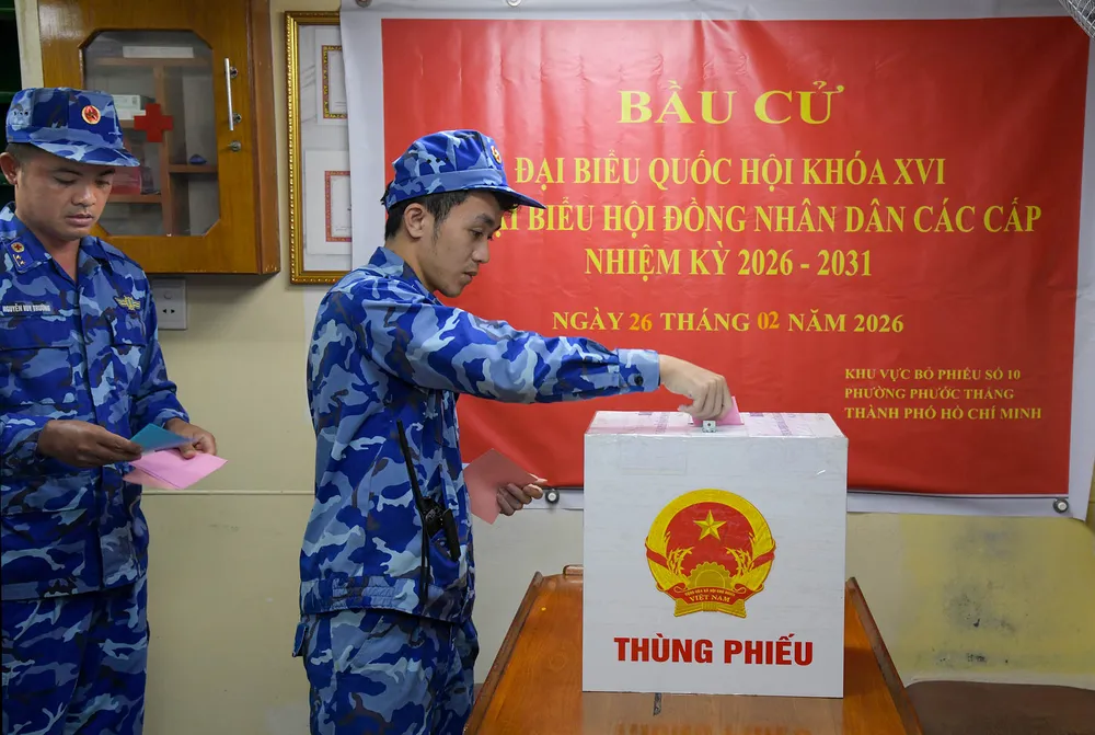 Cử tri Tàu CSB 6008 bỏ phiếu bầu cử trên biển..jpg