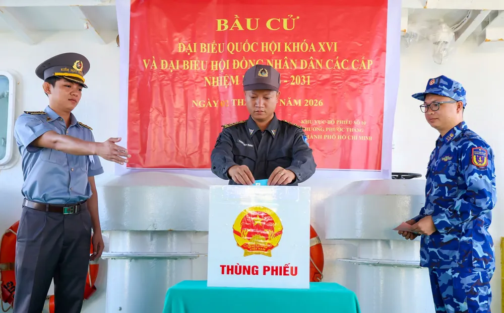 Cử tri thực hiện bầu cử sớm trên các tàu trực tại vùng biển giáp ranh Việt Nam – Indonesia, Việt Nam – Malaysia 1.jpg