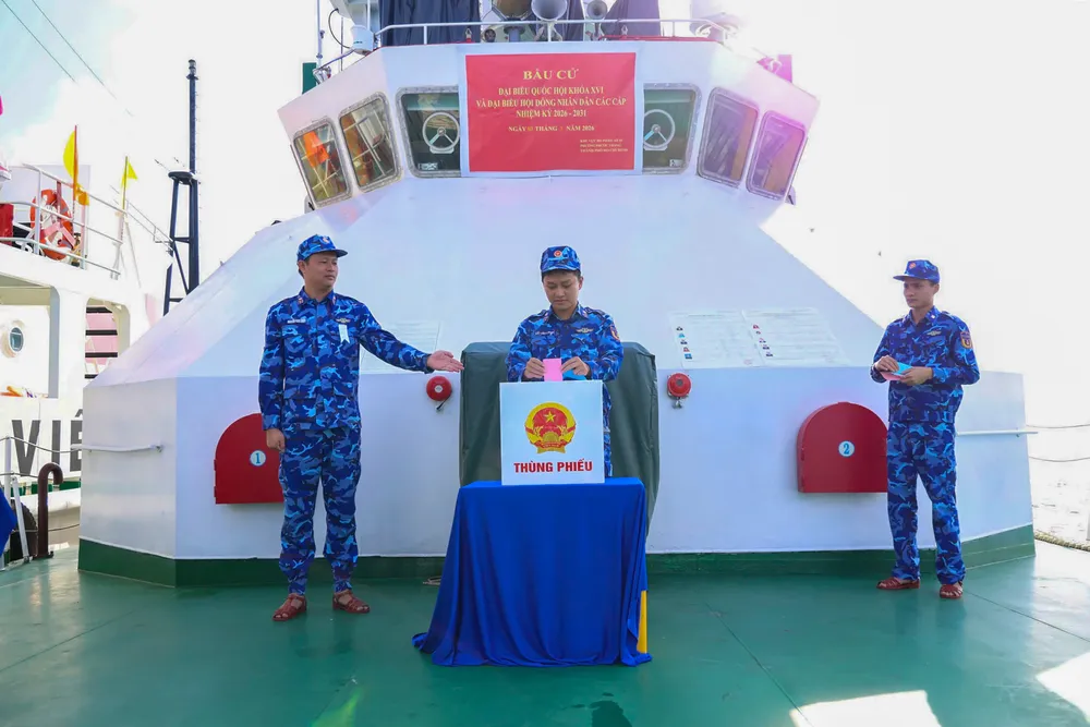 Cử tri thực hiện bầu cử sớm trên các tàu trực tại vùng biển giáp ranh Việt Nam – Indonesia, Việt Nam – Malaysia.jpg