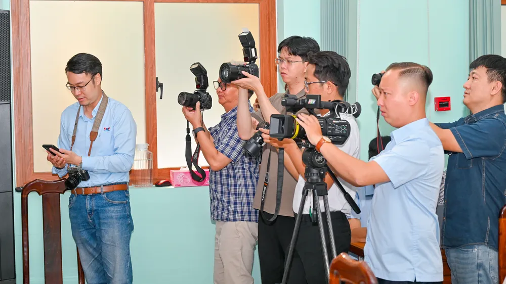 Phóng viên các cơ quan báo chí tác nghiệp tại họp báo.jpg