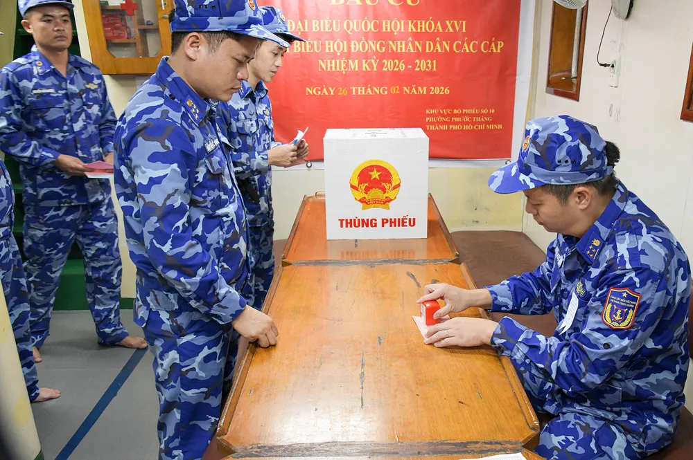 Xác nhận cử tri hoàn thành nhiệm vụ bầu cử trên Tàu CSB 6008..jpg