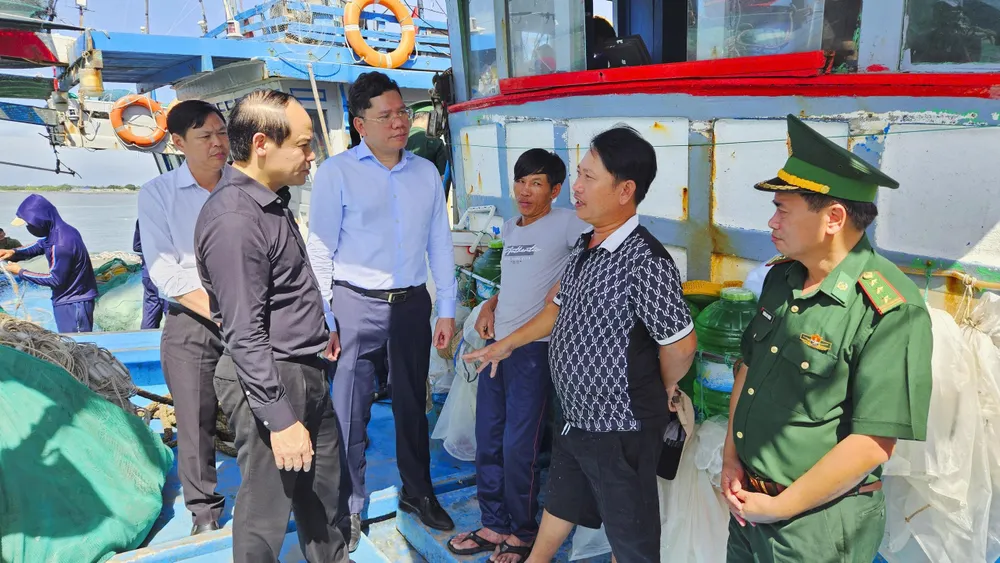 Đoàn công tác của Thanh tra Chính phủ và lãnh đạo UBND TPHCM kiểm tra thực tế và làm việc tại các cảng cá trên địa bàn xã Long Hải, TPHCM, ngày 16-12.jpg