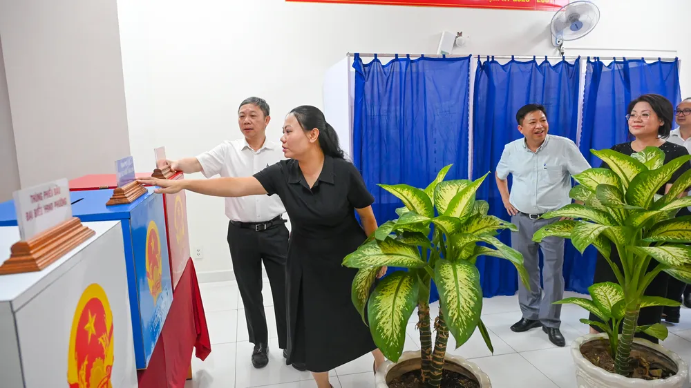 Đoàn kiểm tra khu vực bỏ phiếu tại Chung cư Green River, phường Bình Đông.jpg