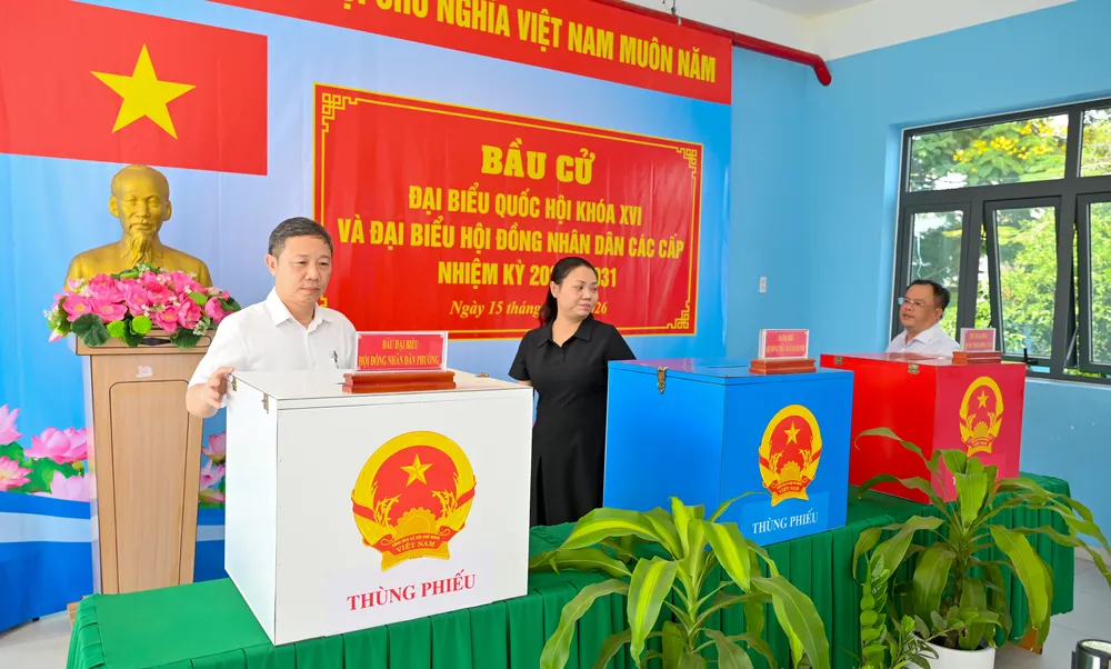 Đoàn kiểm tra khu vực để thùng phiếu tại khu vực bỏ phiếu số 40, phường Bình Đông.jpg