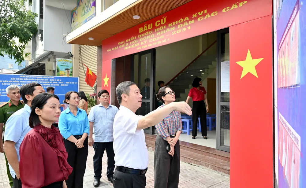 Đoàn kiểm tra khu vực niêm yết danh sách, tiểu sử người ứng cử tại điểm bầu cử số 4, phường An Đông.jpg